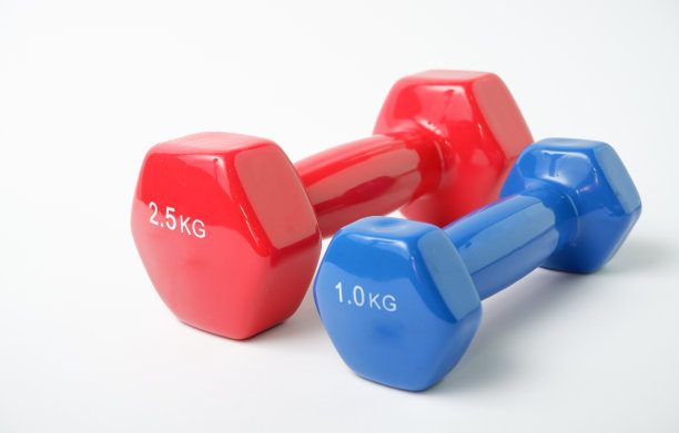 简单的哑铃。运动设备。蓝色和红色的哑铃健身在白色的背景。图片下载