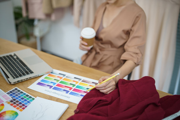 时尚时装设计师在工作室为新系列设计草图。创意设计理念图片下载