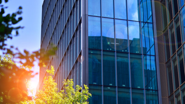 现代商业建筑与阳光在玻璃上的反射。Eco architeectur图片下载