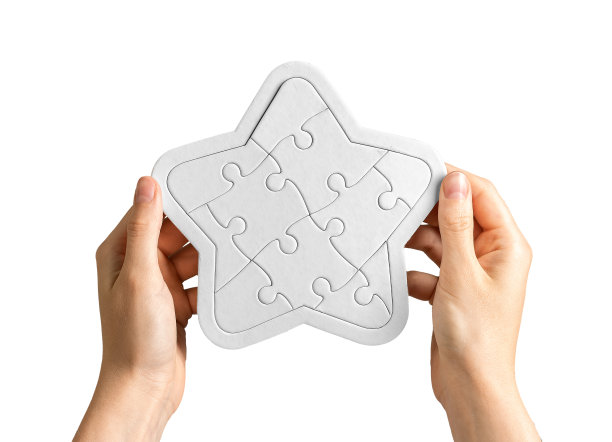 手捧星形拼图，连在一起，就解开了。意见，评级，排名的概念图片下载