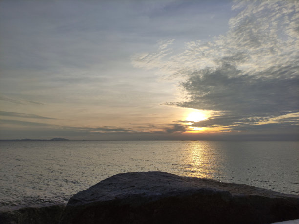 在一个晴朗的日子里，Bangsaen海边的日落图片下载