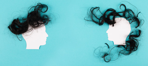 有头发的脸的剪影，文本的拷贝空间，交流，发表意见，自由言论，人们说话，蓝色背景图片下载