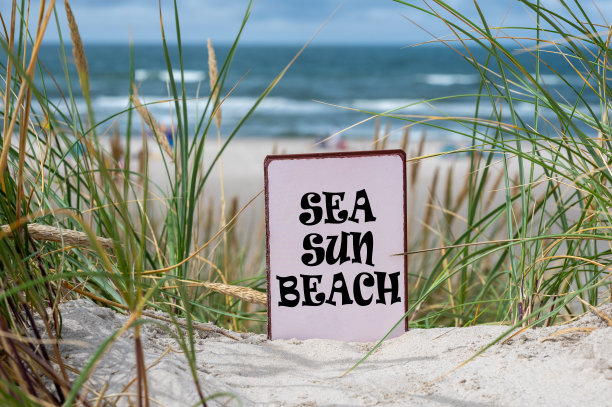 沙滩上的沙丘上写着“海上阳光沙滩”的标语。图片下载