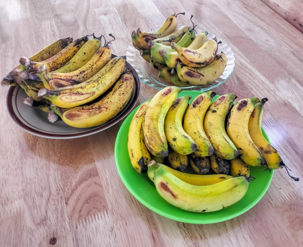 塑料盘子里的香蕉图片下载