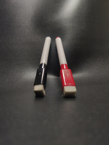 红黑两色钢笔，带有磁盖和橡皮擦图片下载