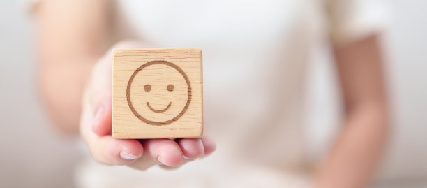 女性展示快乐笑脸方块，心理健康评估，心理学，健康养生，反馈，顾客评论，体验，满意度调查，积极思考和世界精神卫生日图片下载