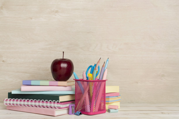 作文用木桌上的书和文具。返校理念图片下载