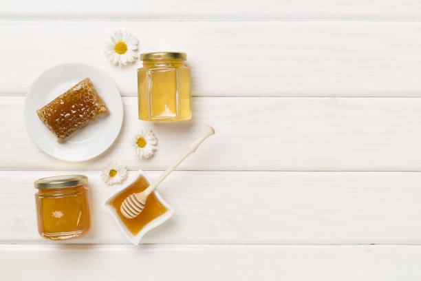 木质背景上新鲜蜂蜜的构图，俯视图。图片下载