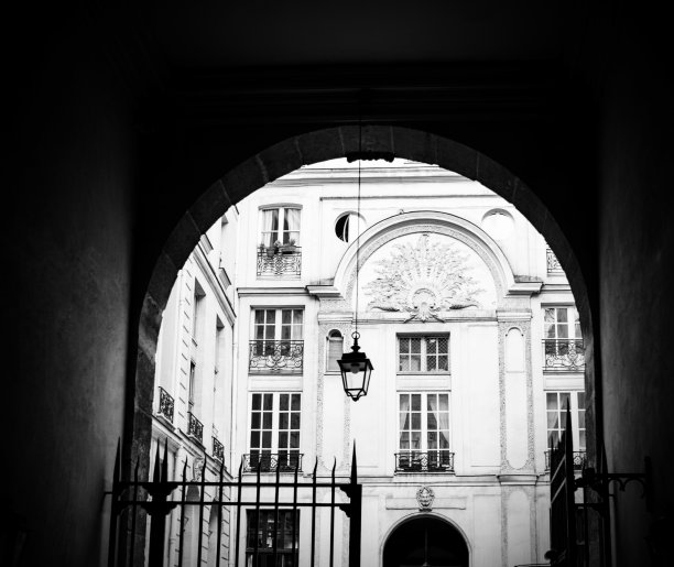 巴黎优雅的庭院图片下载