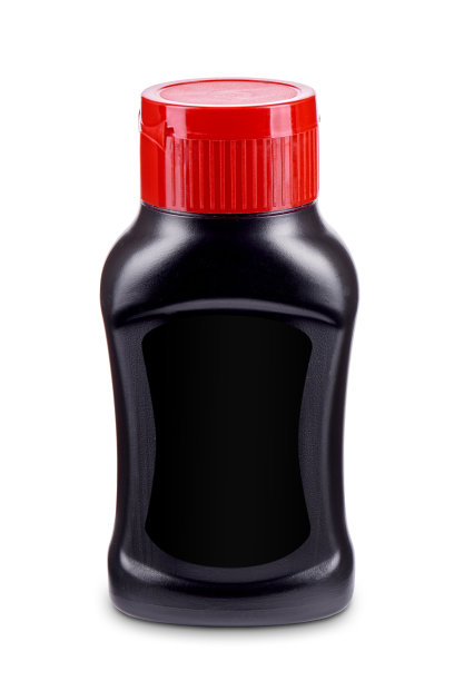 黑色的酱油瓶与红色翻盖和黑色标签隔离在白色背景。产品设计的实物模型图片下载