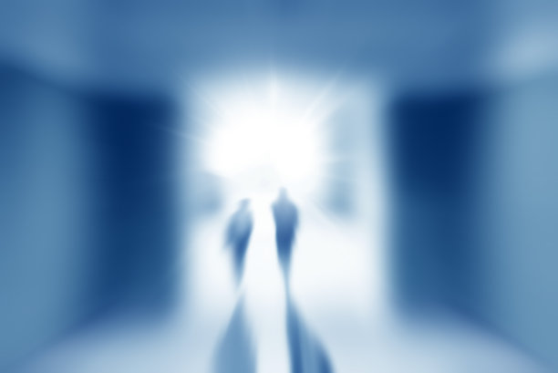 人们在走廊上行走的剪影。隧道尽头的光，治愈的概念。人们走向未知图片下载