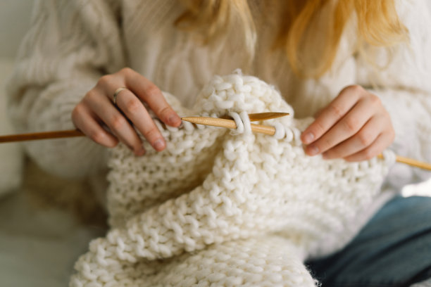少女在家编织。图片下载