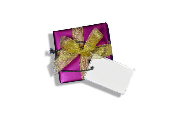 粉红色的礼盒与金色丝带和悬挂空卡片孤立在白色背景图片下载