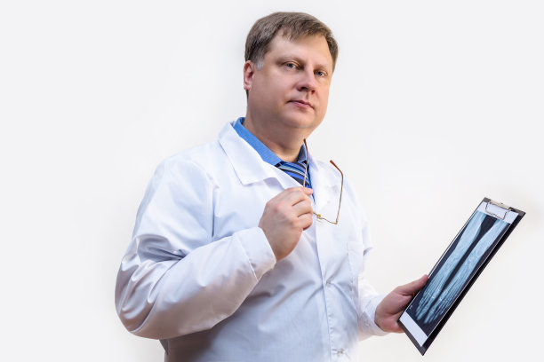 男医生，白大褂，手里拿着x光片，白色背景图片下载