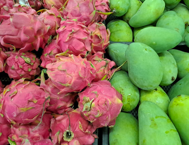 一家新鲜水果店出售火龙果和芒果图片下载