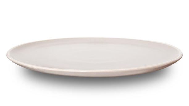 在白色背景上隔离的棕色圆形陶瓷板。图片下载