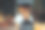 小女孩背着书包，戴着学位帽图片下载