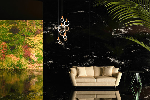 小型豪华客厅，配有抛光的黑色大理石瓷砖和米色沙发，背景是室内庭院花园。图片下载