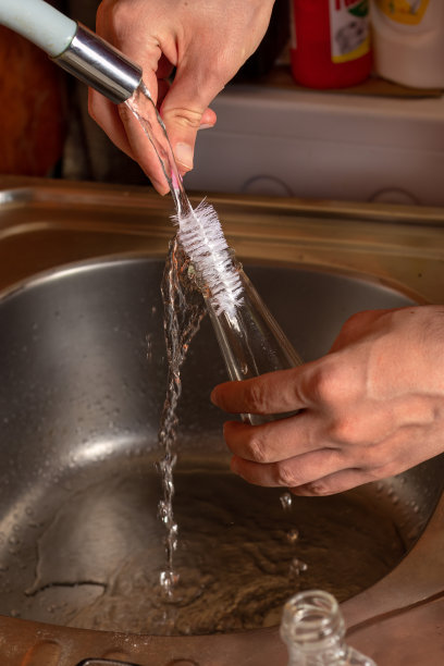 用婴儿奶瓶刷洗手的小玻璃瓶特写图片下载