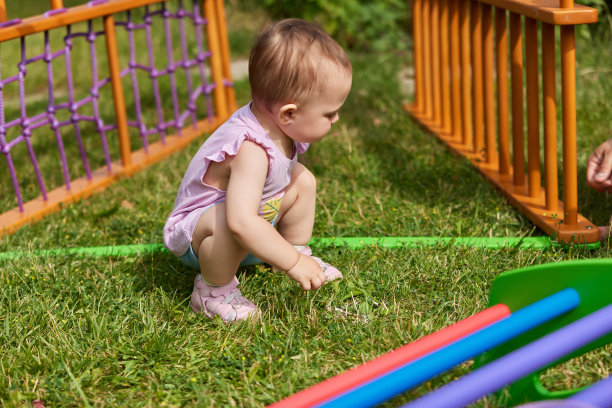 小女孩玩细节复杂的木制运动图片下载