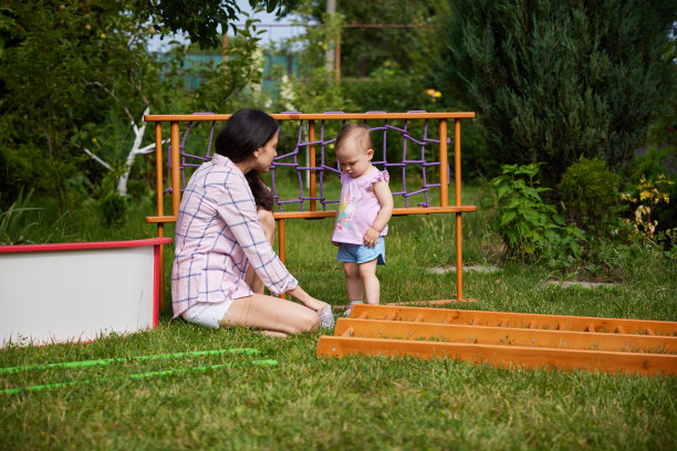 妈妈带着小女儿收集家庭户外运动综合体。图片下载