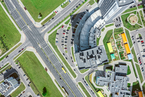 城市居民区十字路口鸟瞰图。无人机照片来自上方。图片下载