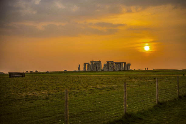 威尔特郡巨石阵上的日落。图片下载