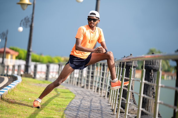 年轻的男运动员在田径比赛前伸展身体图片下载