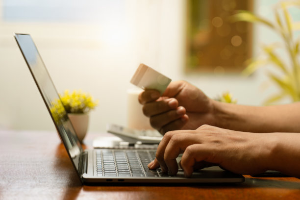 商人使用信用卡，商人或企业家工作，网上购物，电子商务，使用手机银行应用程序进行交易。网上支付，电子商务安全交易图片下载
