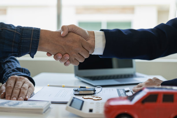 汽车经销商或销售经理提出出售汽车，并解释汽车合同和保险的条款。图片下载
