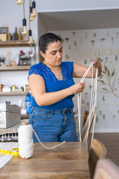 一位中年妇女在缝纫车间工作图片下载