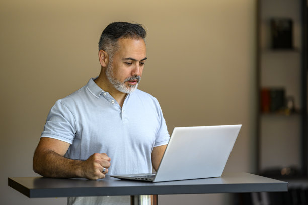 一个失意的成熟商人在笔记本电脑前阅读的画像图片下载