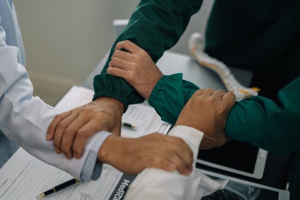 医生们在医院里握手，像一个团队一样一起工作。图片下载