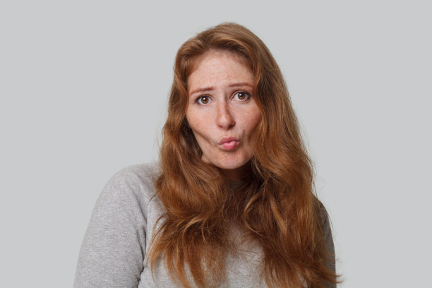 可爱的女人做鬼脸，画室肖像图片下载