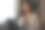 快乐的年轻亚洲女子凝视着窗外，坐在沙发上端着一杯咖啡。图片下载
