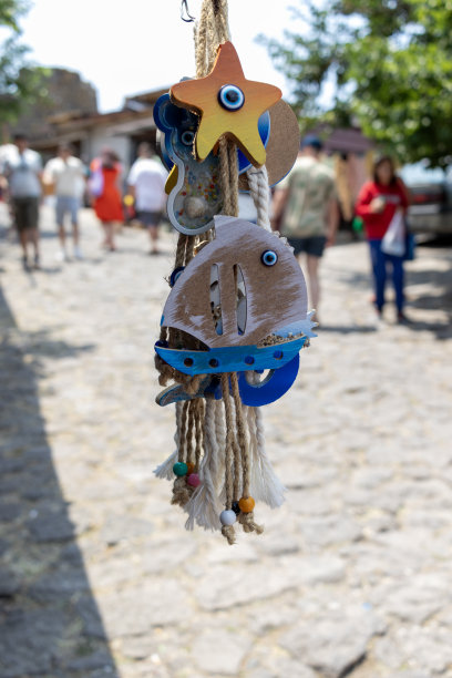 邪眼串珠的墙面装饰品是用来带来好运的。图片下载