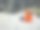 岸边的橙色保温瓶。图片下载