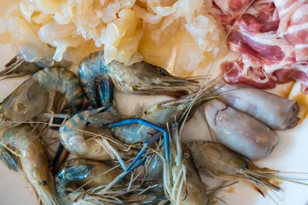 涮锅或寿喜烧的一套配料。图片下载