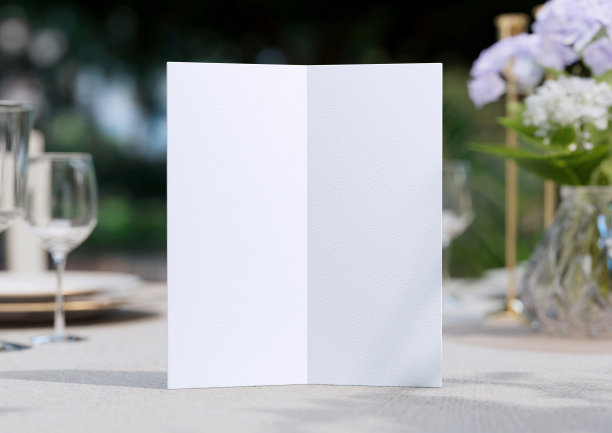 模拟白色空白空间折叠卡，菜单，传单，邀请。带剪辑路径。图片下载