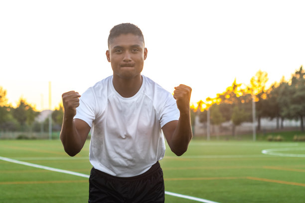 兴奋的足球运动员庆祝进球的特写镜头。兴奋的足球运动员庆祝进球的正面照片。图片下载