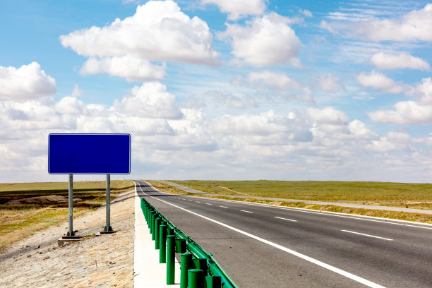 云景下的中国高速公路图片下载