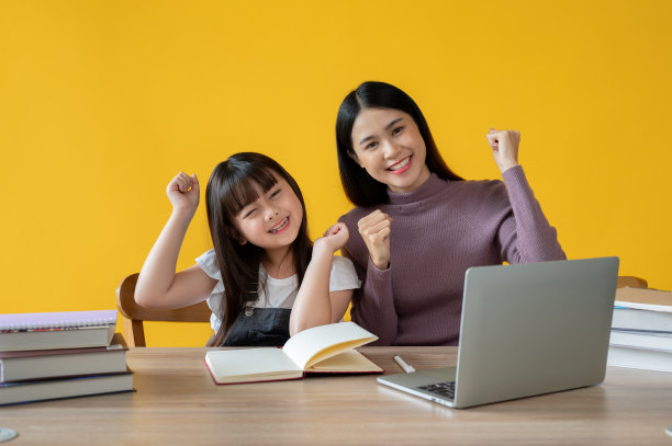 一个可爱而开朗的年轻亚洲女孩喜欢和她的私人导师一起学习在线课程图片下载