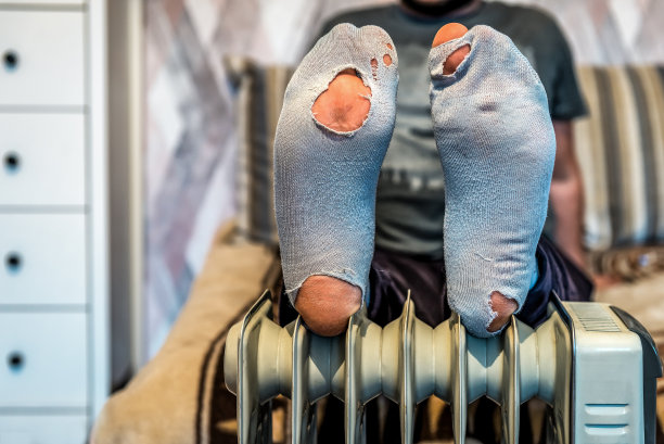 一双破洞的脏袜子图片下载