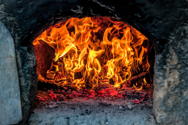 石头炉子里的火图片下载