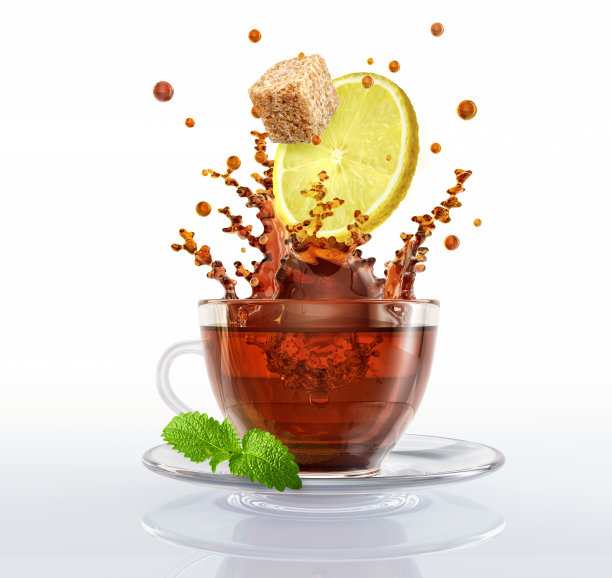 新鲜的热腾腾的柠檬茶洒在杯子里。传统的早餐，五点钟煮红茶图片下载