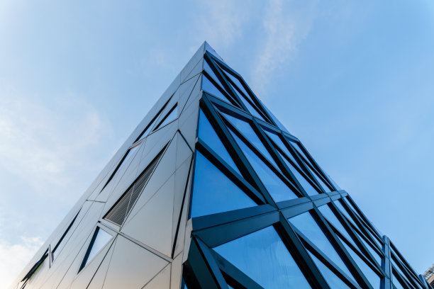 现代建筑外空的玻璃窗与多云的天空。图片下载