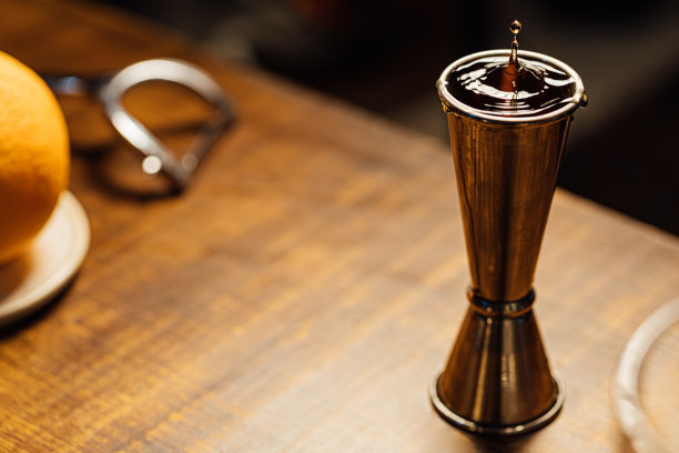 威士忌落在吉格身上图片下载