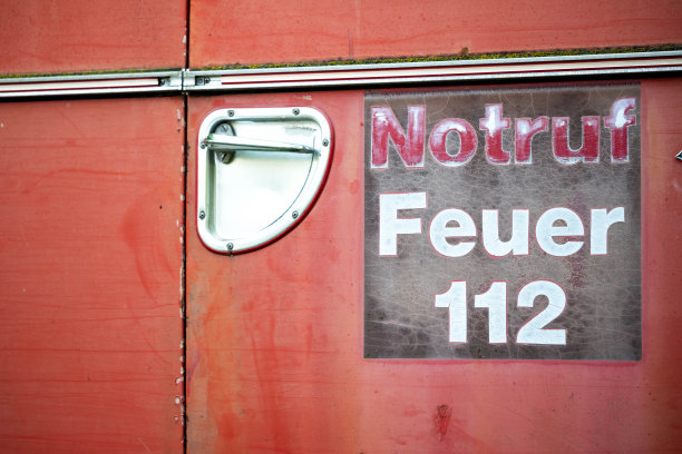 旧消防车的紧急号码图片下载