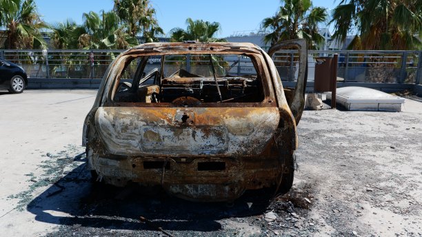 燃烧的汽车图片下载