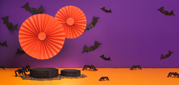 产品展示万圣节装饰派对假日工作室设置在橙色和紫色背景与蝙蝠，南瓜，蜘蛛网图片下载